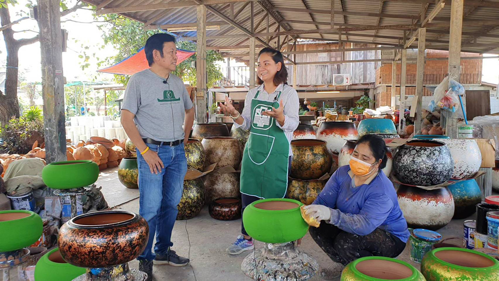 ลุงพร กำลังสัมภาษณ์ทายาทเกษตรกร...ปิ่นปินัทธ์ ภู่ทอง ทายาทร้านโค้งพันล้าน ด่านเกวียน