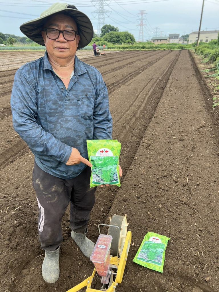 คุณศตพล โชว์เมล็ดพันธุ์ผักที่ใช้ตราศรแดง