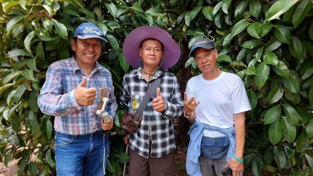 ลุงพร เกษตรก้าวไกล (คนซ้าย) ผู้มีหัวใจเกษตรกรไทย